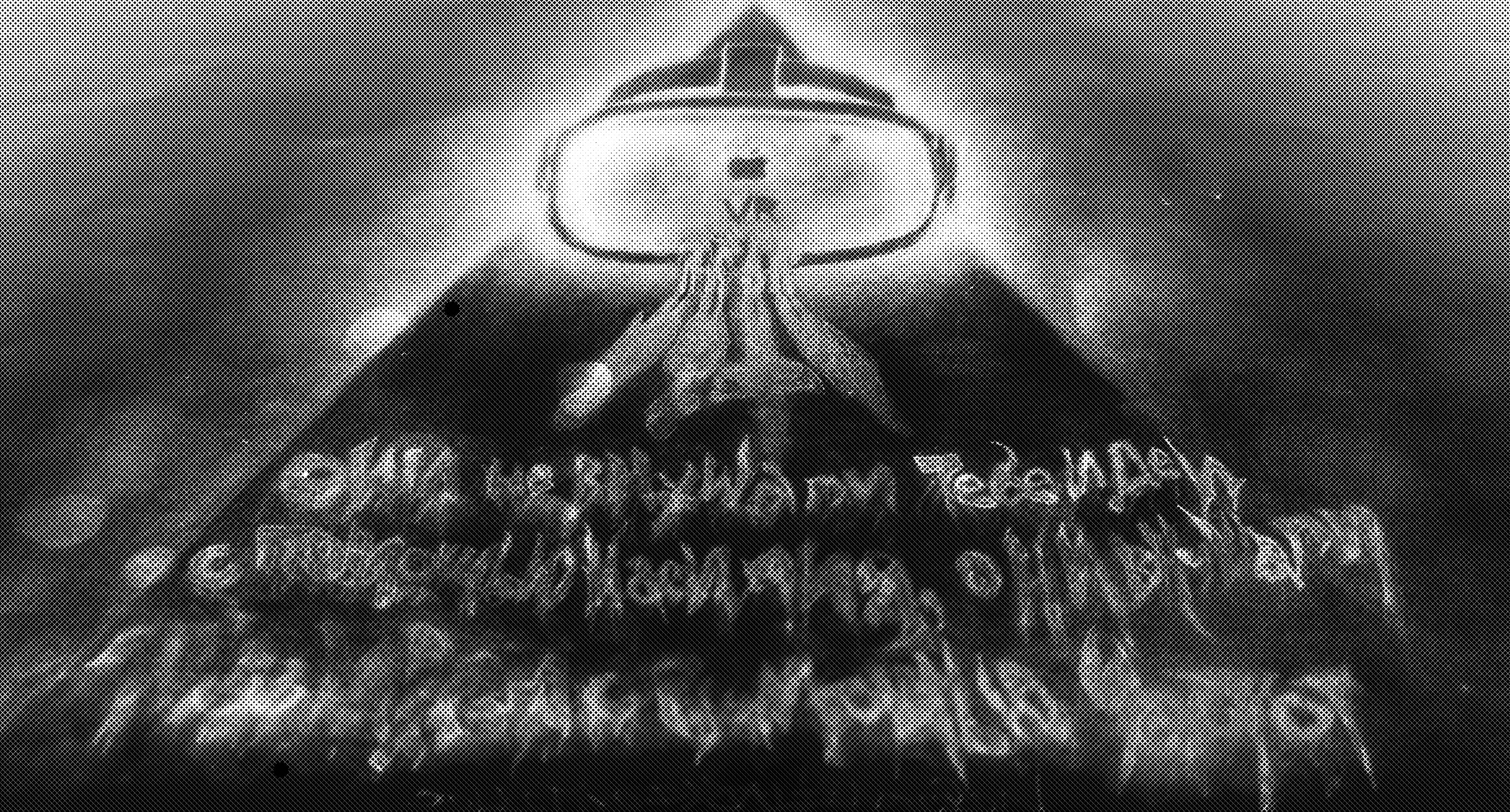 Boceto: figura iluminada predicando desde la pantalla, masa de público compacta abajo en la oscuridad. Trama de medios tonos. Lápiz híbrido + Krita.