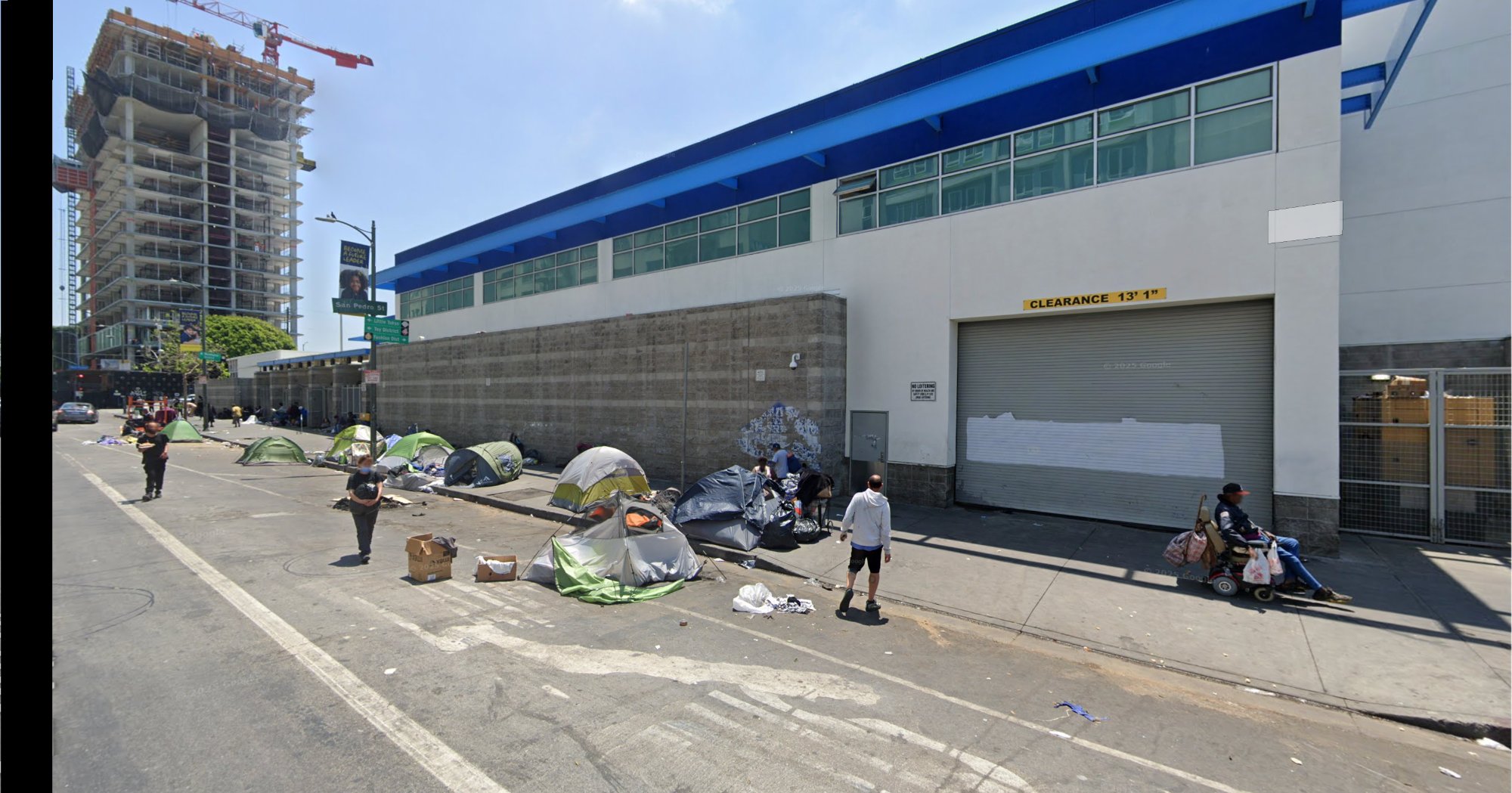 Tiendas de campaña junto al LAPD P1