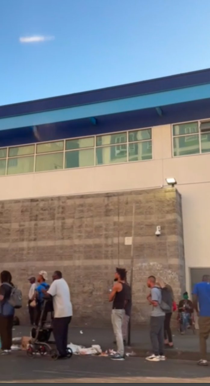 Personas junto al muro del LAPD P1