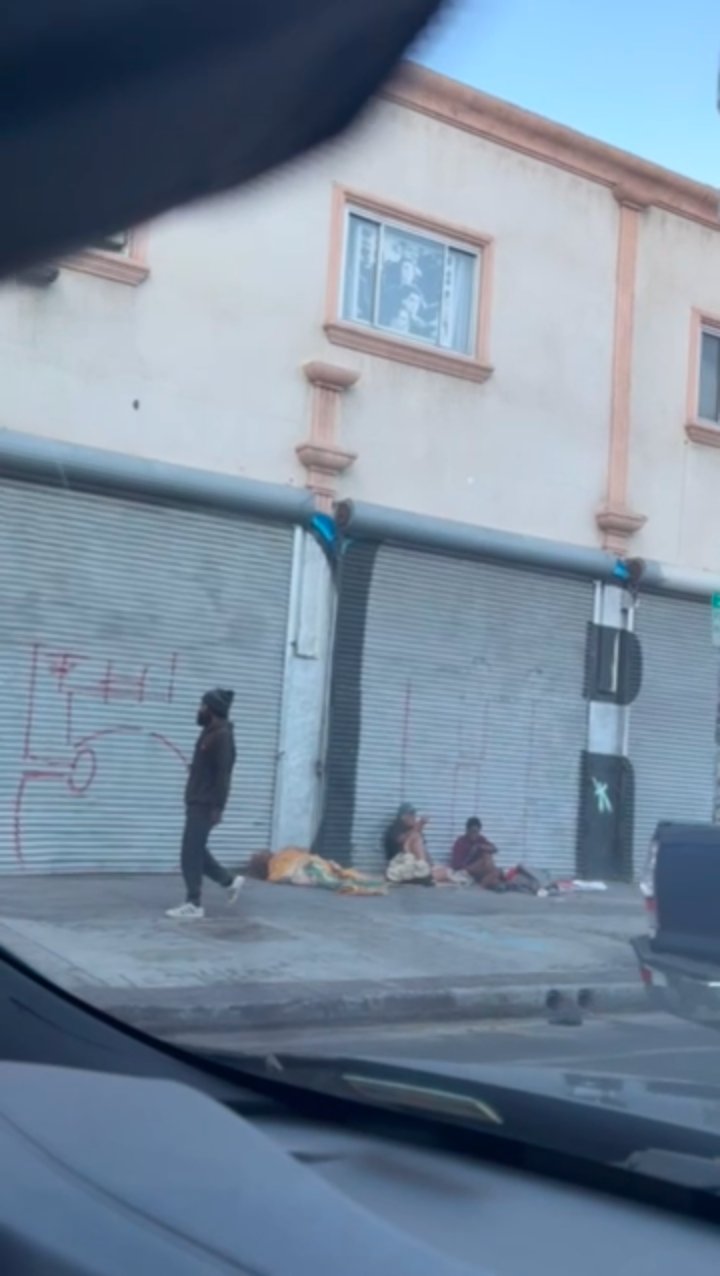 Fila en Midnight Mission junto al LAPD