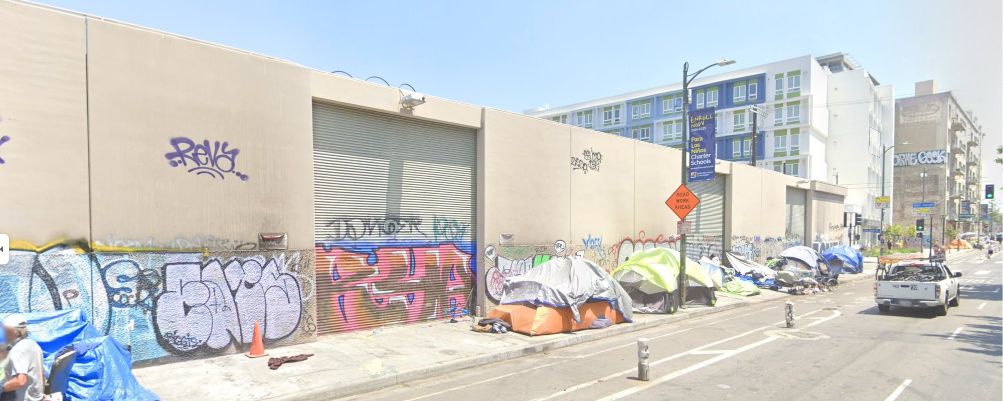 Muro grafiteado junto al LAPD